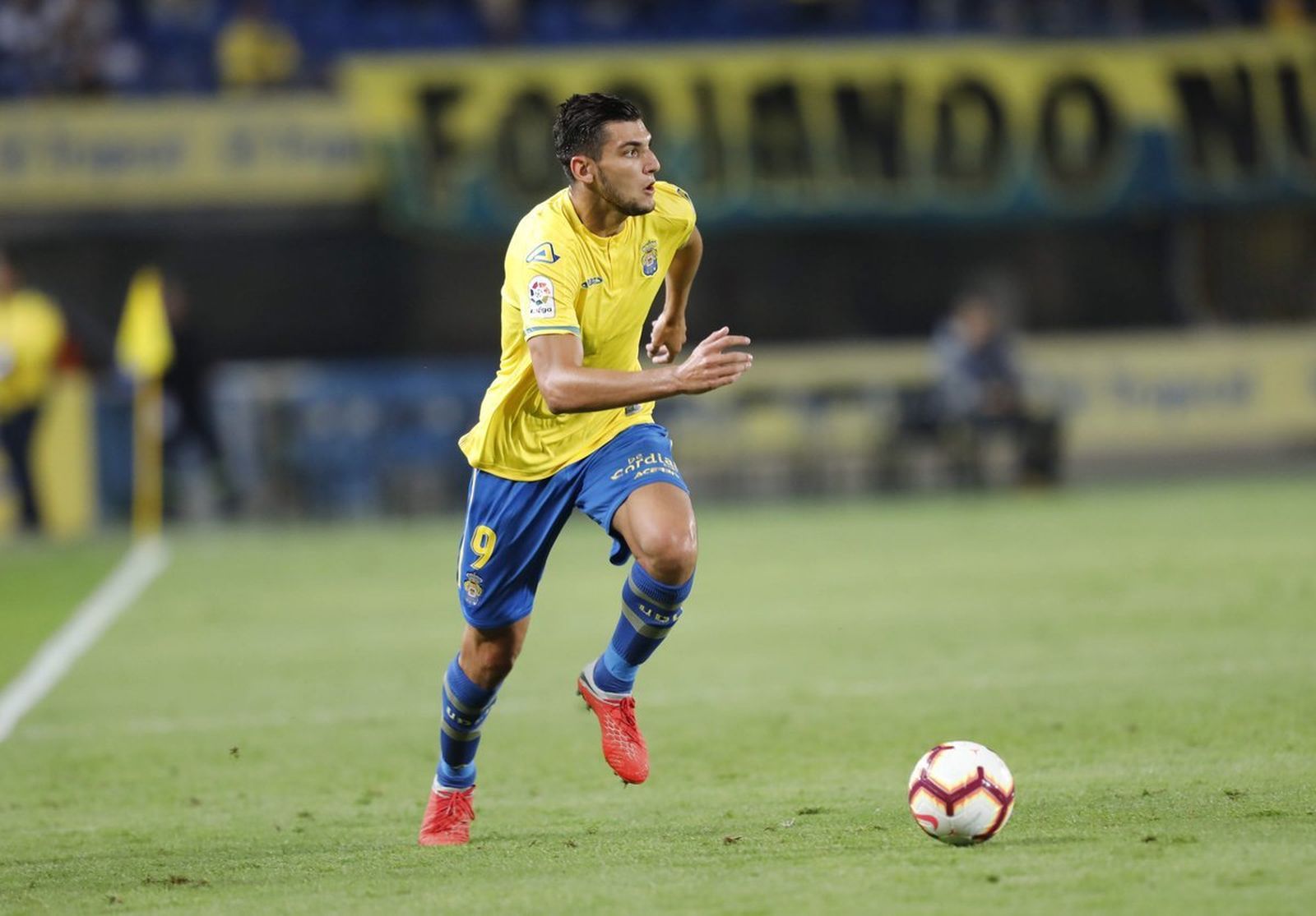 Juan Cala conduce el balón durante un partido de esta temporada.