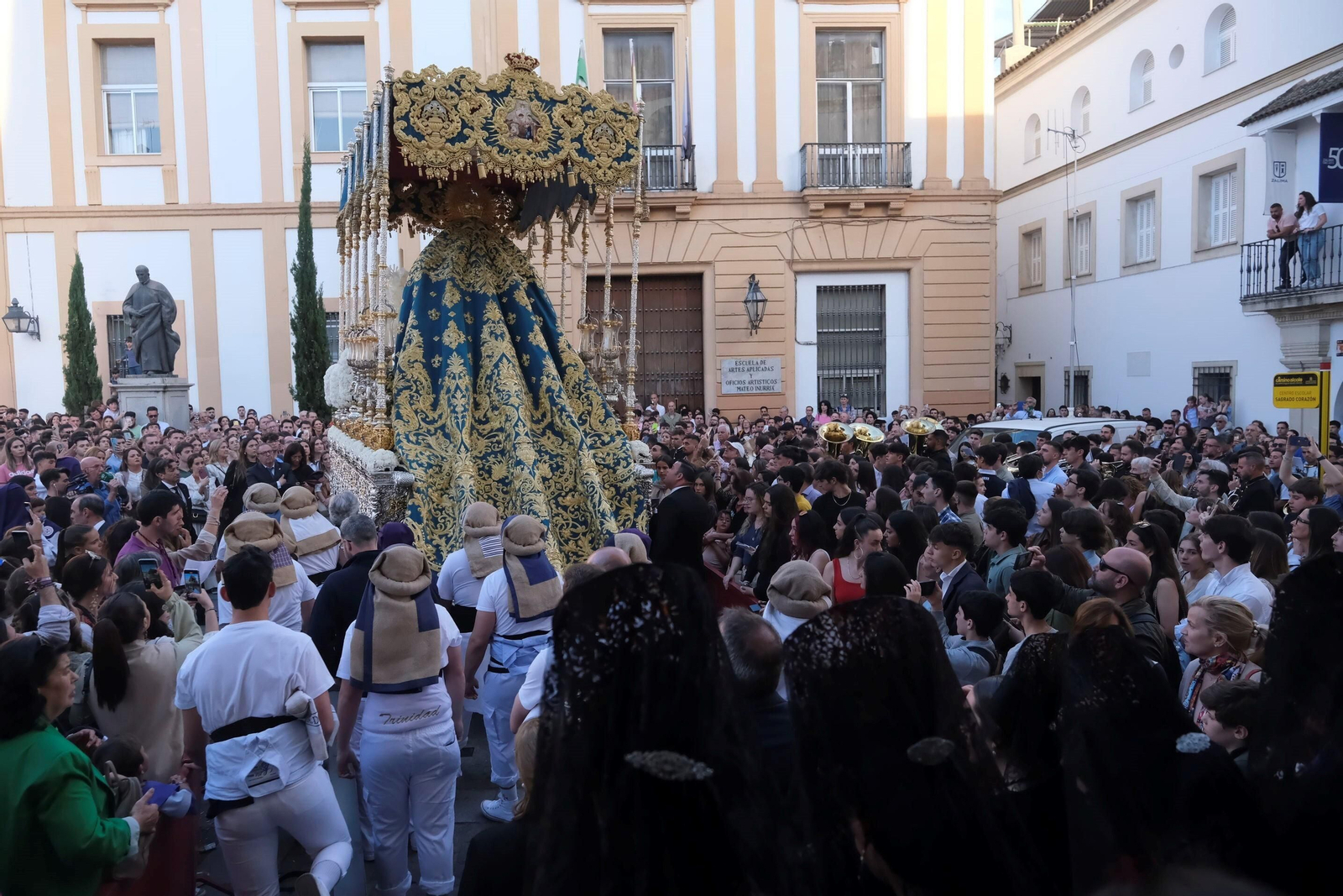 Martes Santo en Córdoba: la procesión de la Santa Faz, en imágenes