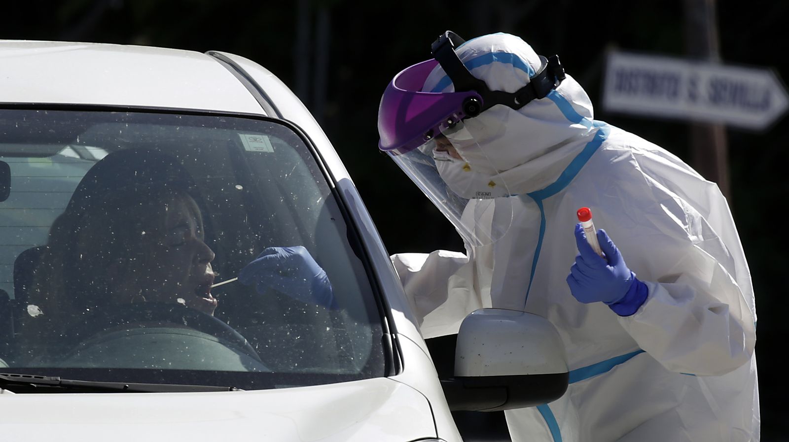 Un sanitario hace pruebas a una compañera en la unidad de toma de muestras de Los Bermejales.