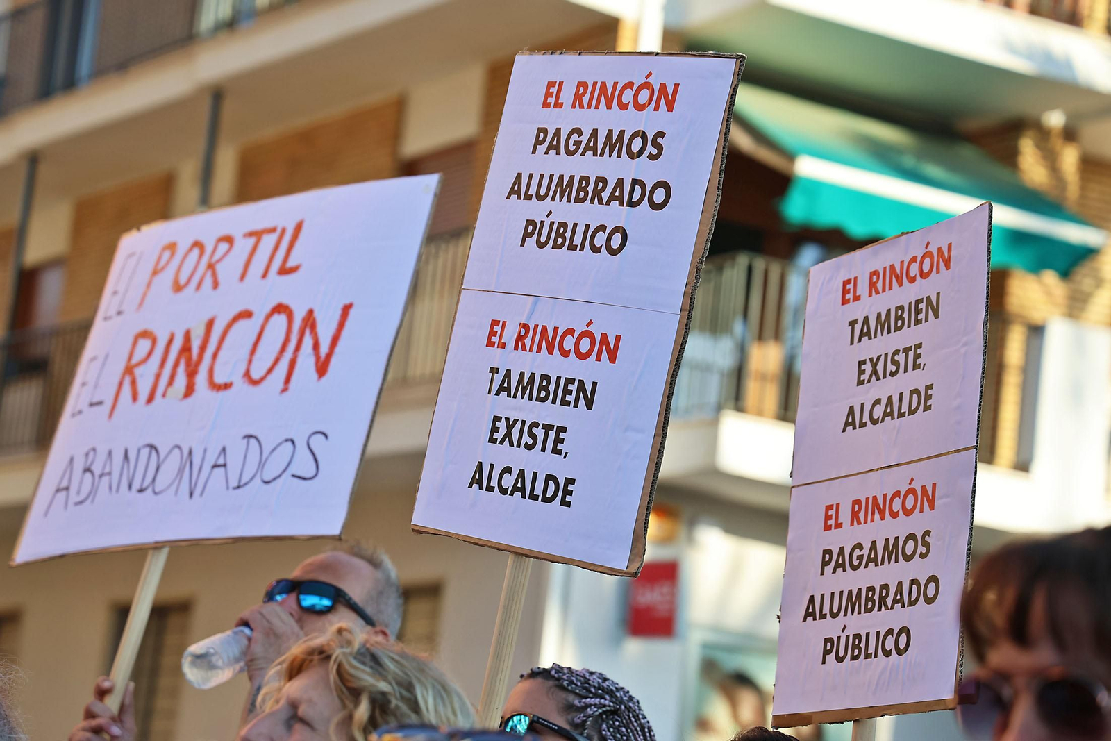 Imágenes de la concentración de los vecinos del Portil por el abandono de la playa