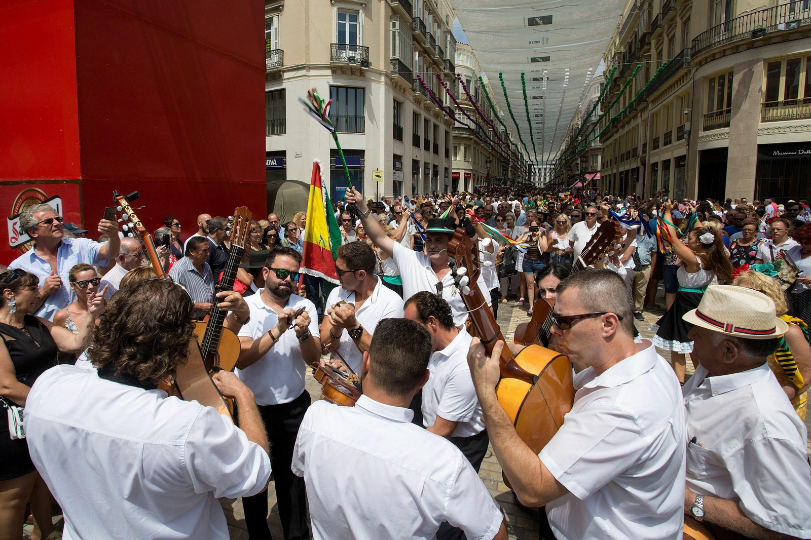 Verdiales: rito y folclore con genética revuelta bajo la puerta de la Feria en la calle Larios.