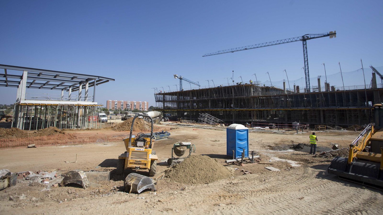 Las obras de construcción de la Universidad Loyola, cerca de la zona en la que se ha fijado el Betis.