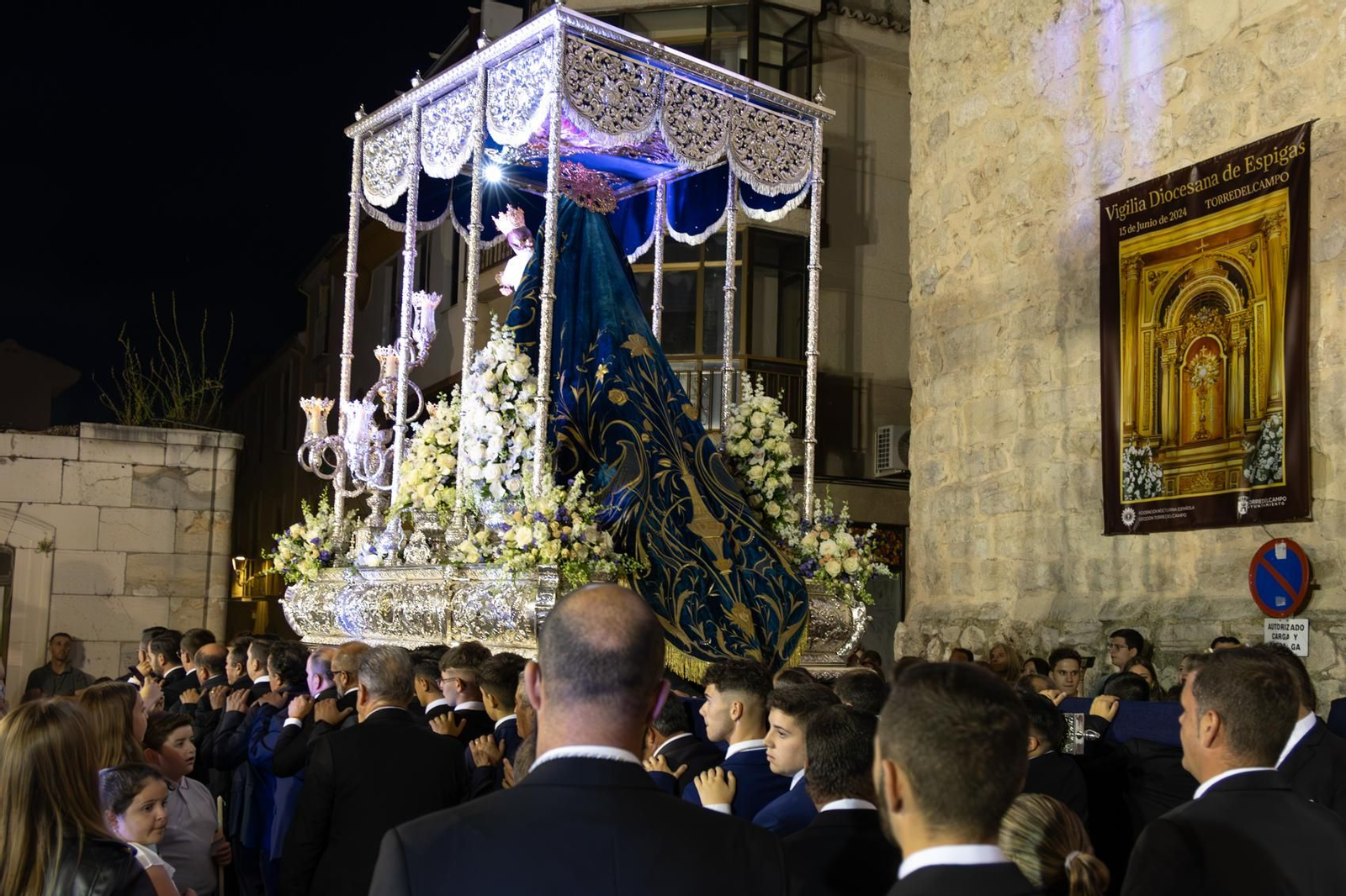Santa Ana, patrona de Torredelcampo, recibe el bastón de mando como Alcaldesa Perpetua.