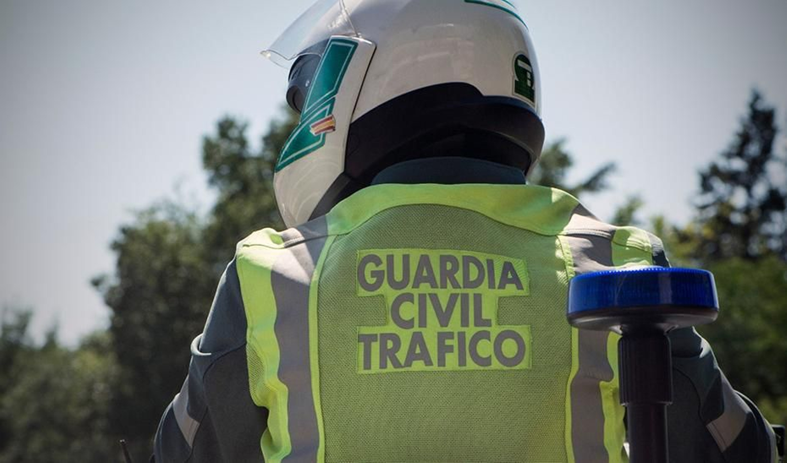 Un agente de la Guardia Civil de Tráfico. Un agente de la Guardia Civil de Tráfico.
