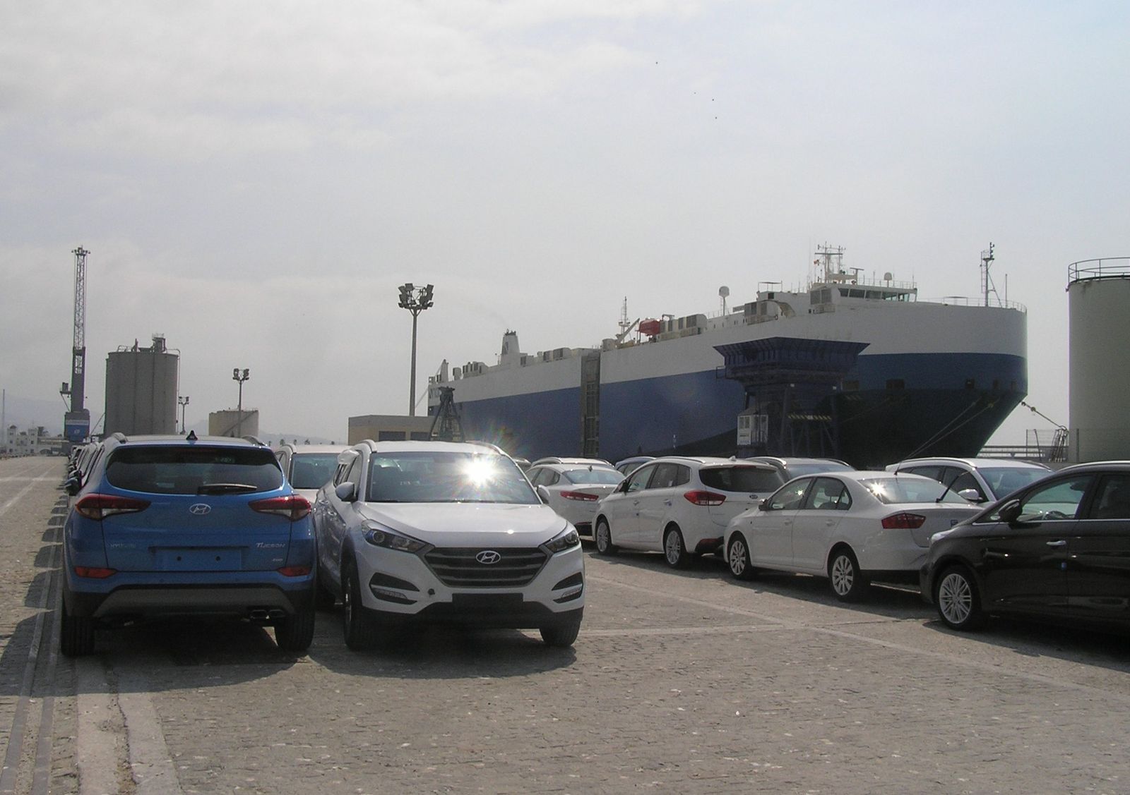 Coches descargados del buque 'Nocc Kattegat' estacionados en el muelle siete.