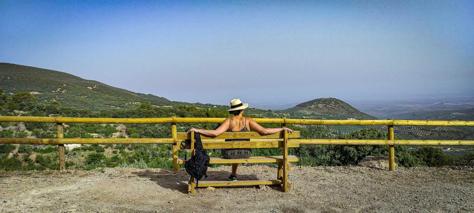 A mitad del recorrido puedes hacer una parada en el banco del mirador.