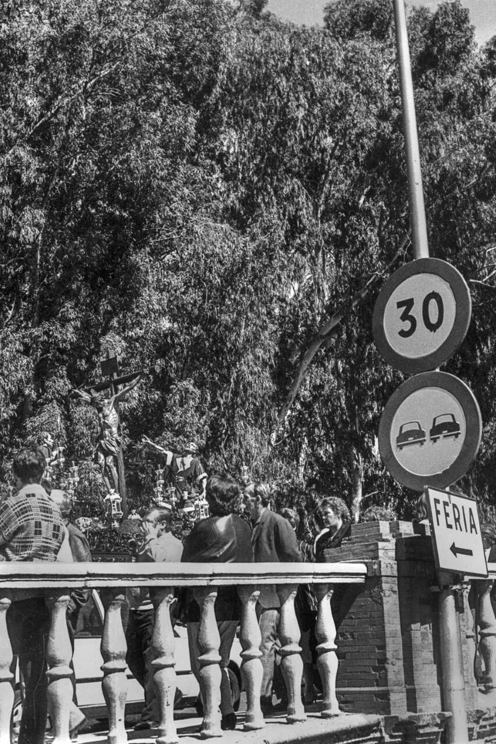 El Cristo del Desamparo y Abandono por el deasaparecido puente de la Enramadilla.