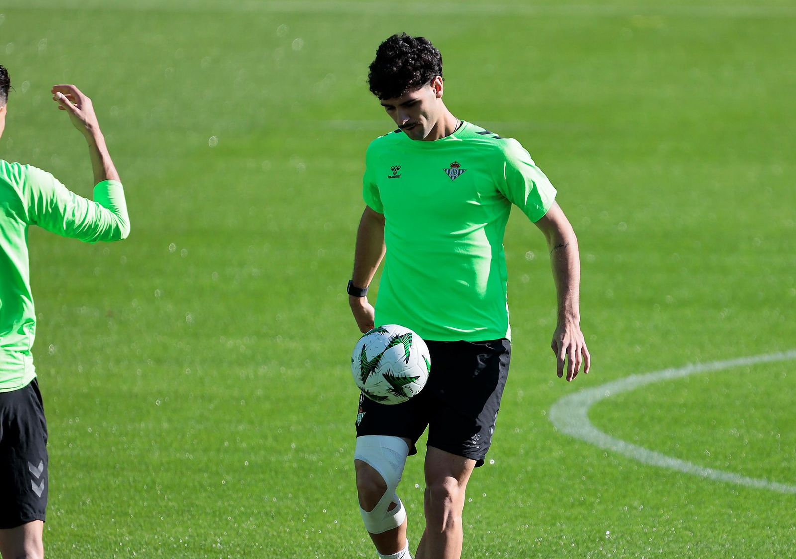 Johnny Cardoso da pataditas al balón.