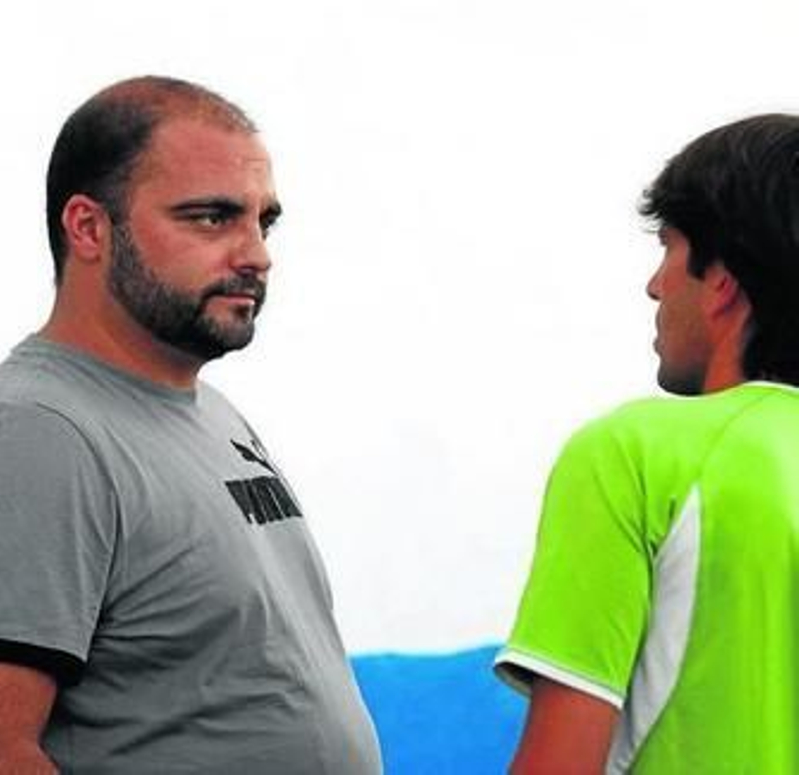 Carlos Bucero dialoga con Belenguer en el partido de Guillena.