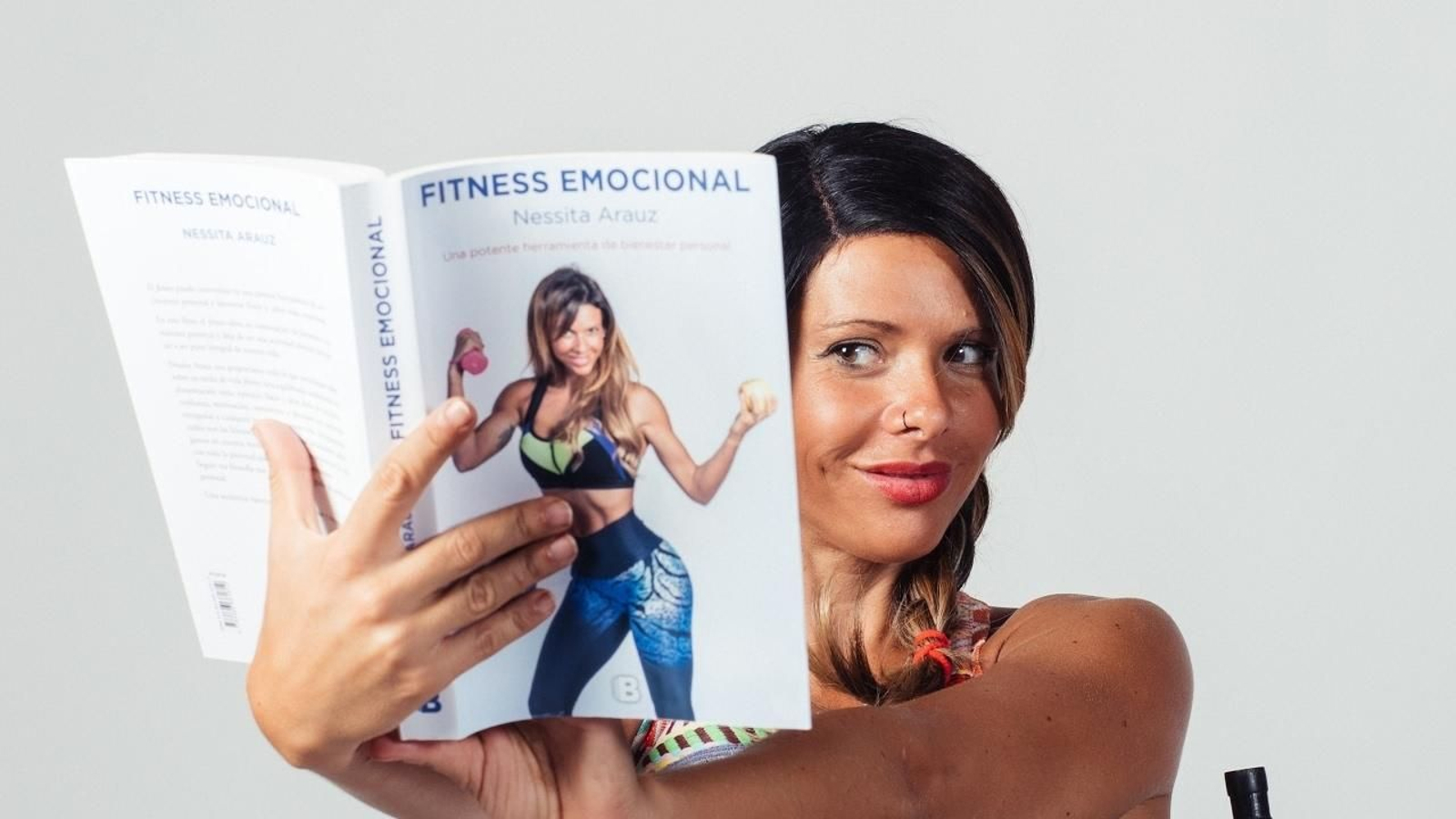 La autora posa con su obra, 'Fitness emocional'.