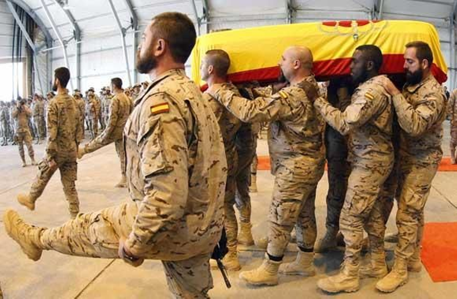 El Gobierno condecora al sargento Moya con el distintivo más alto al mérito militar