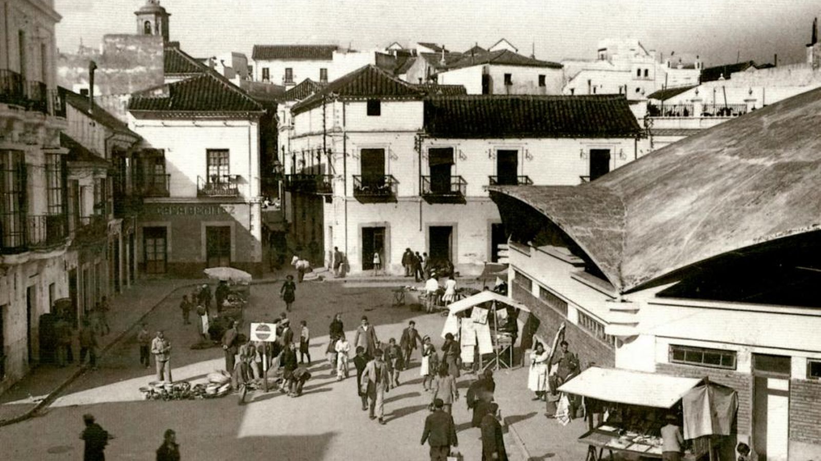 Vista parcial de la plaza Nuestra Señora de la Palma y del Mercado Ingeniero Torroja. Fotografía tomada en torno al año 1955.