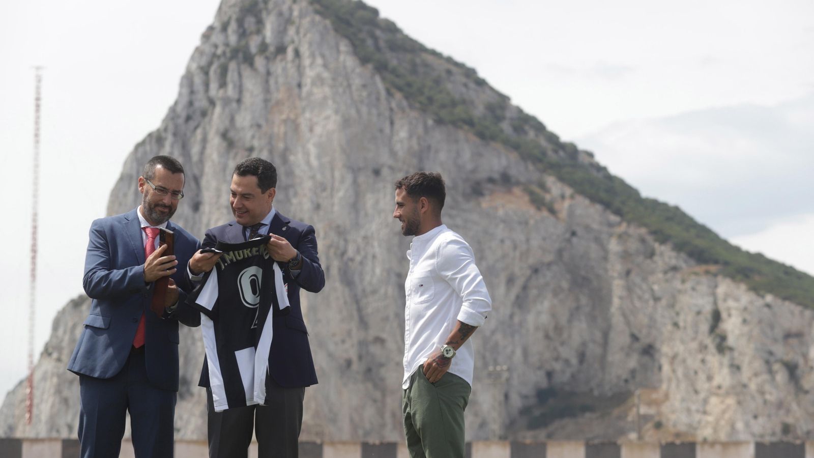 Juanma Moreno, este jueves en La Línea, junto a su alcalde y un jugador de la  Balona.