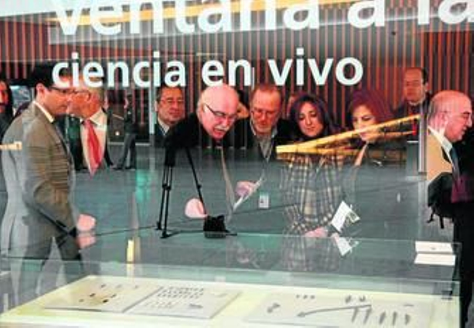 Arturo Ruiz muestra a Paco Cuenca, Javier Medina, Manuel Parra, y María Luisa Calveche una de las vitrinas.