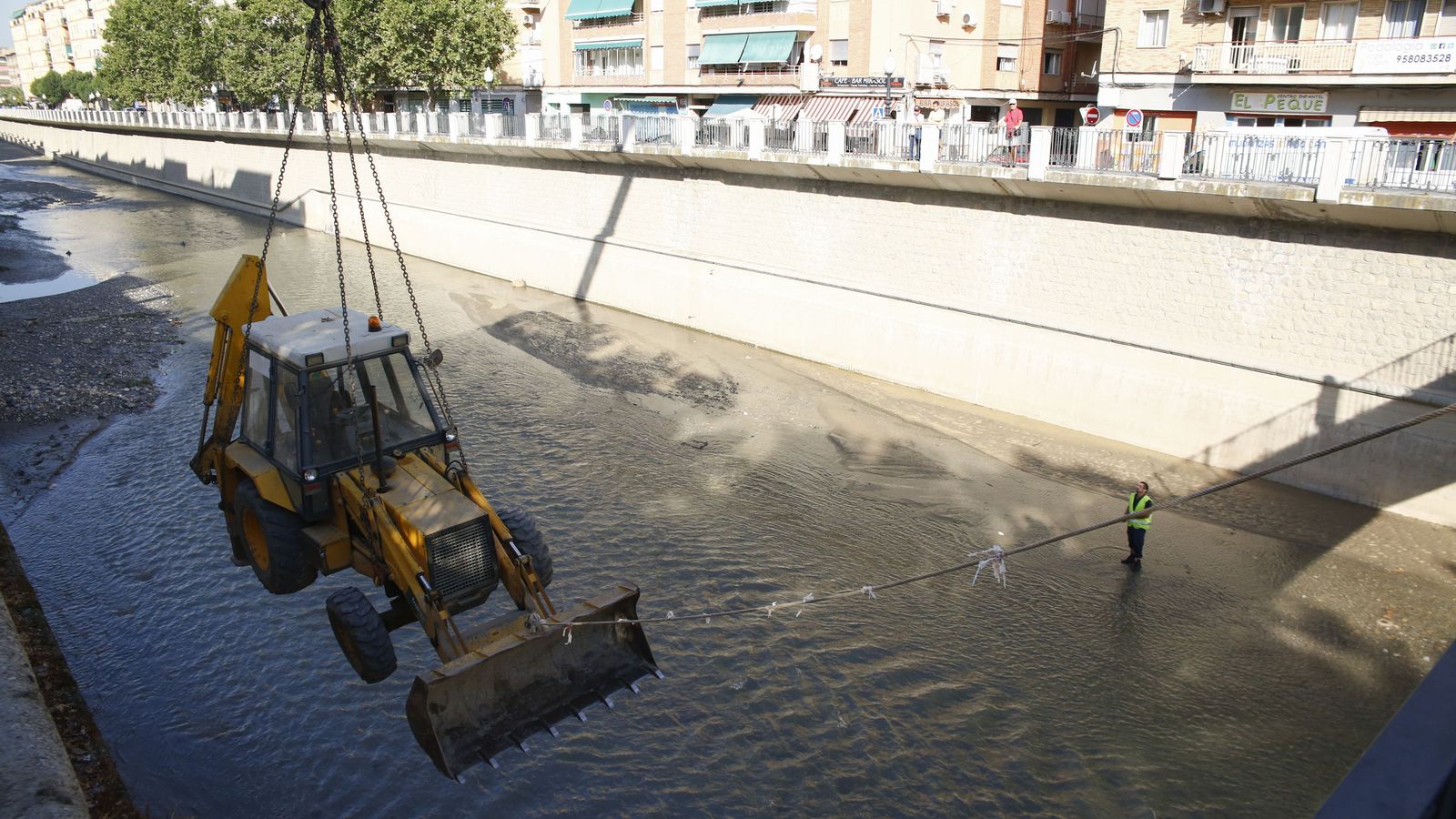 Una excavadora baja al lecho del río para su limpieza.