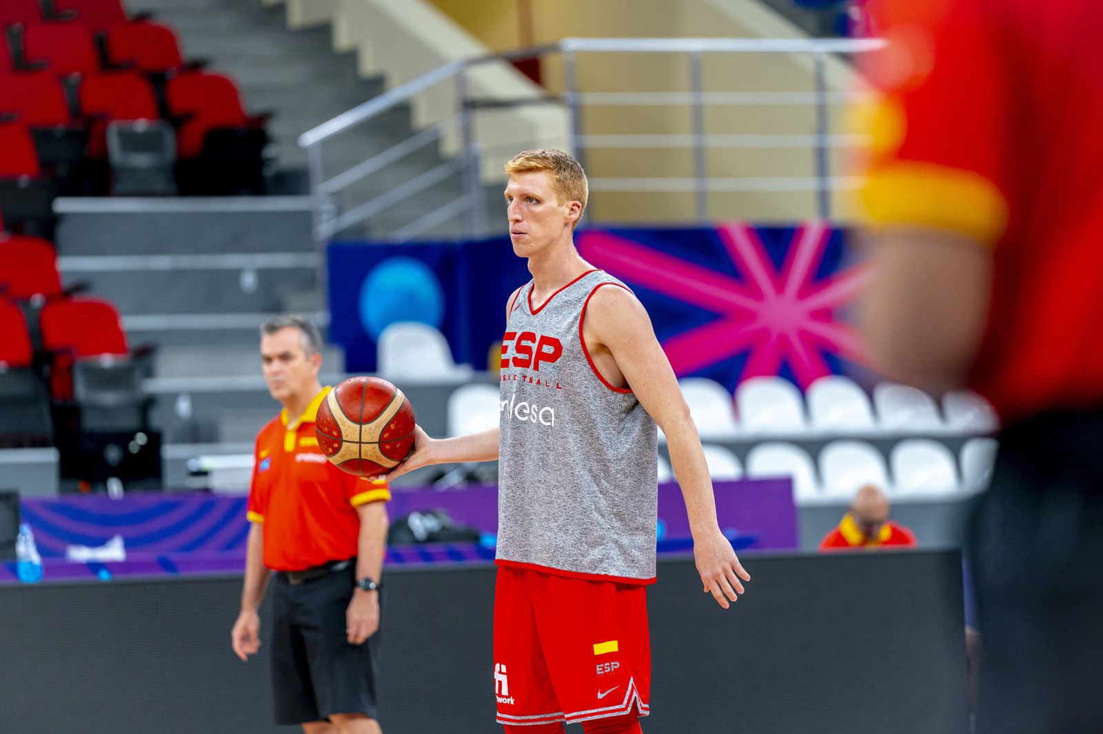 Alberto Díaz, con Ángel Sánchez Cañete al fondo.