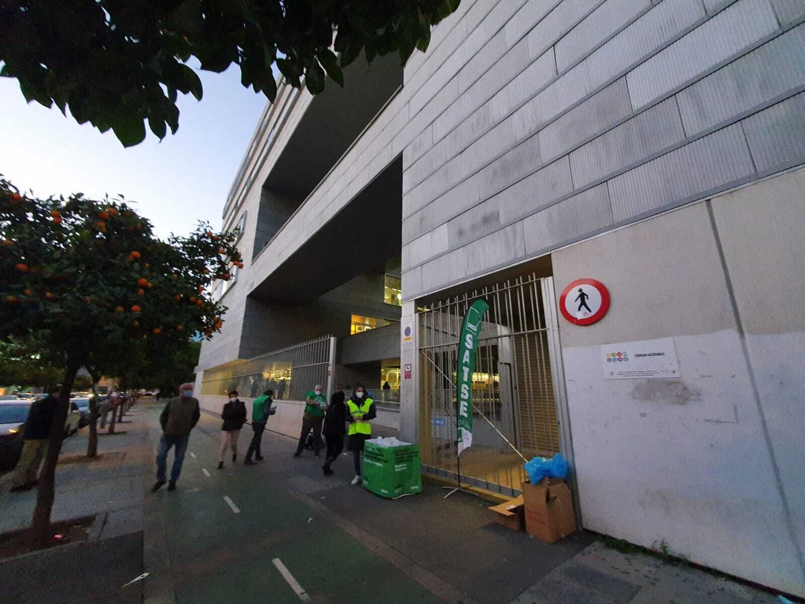Acceso a una de las sedes de la Universidad de Sevilla, esta mañana.