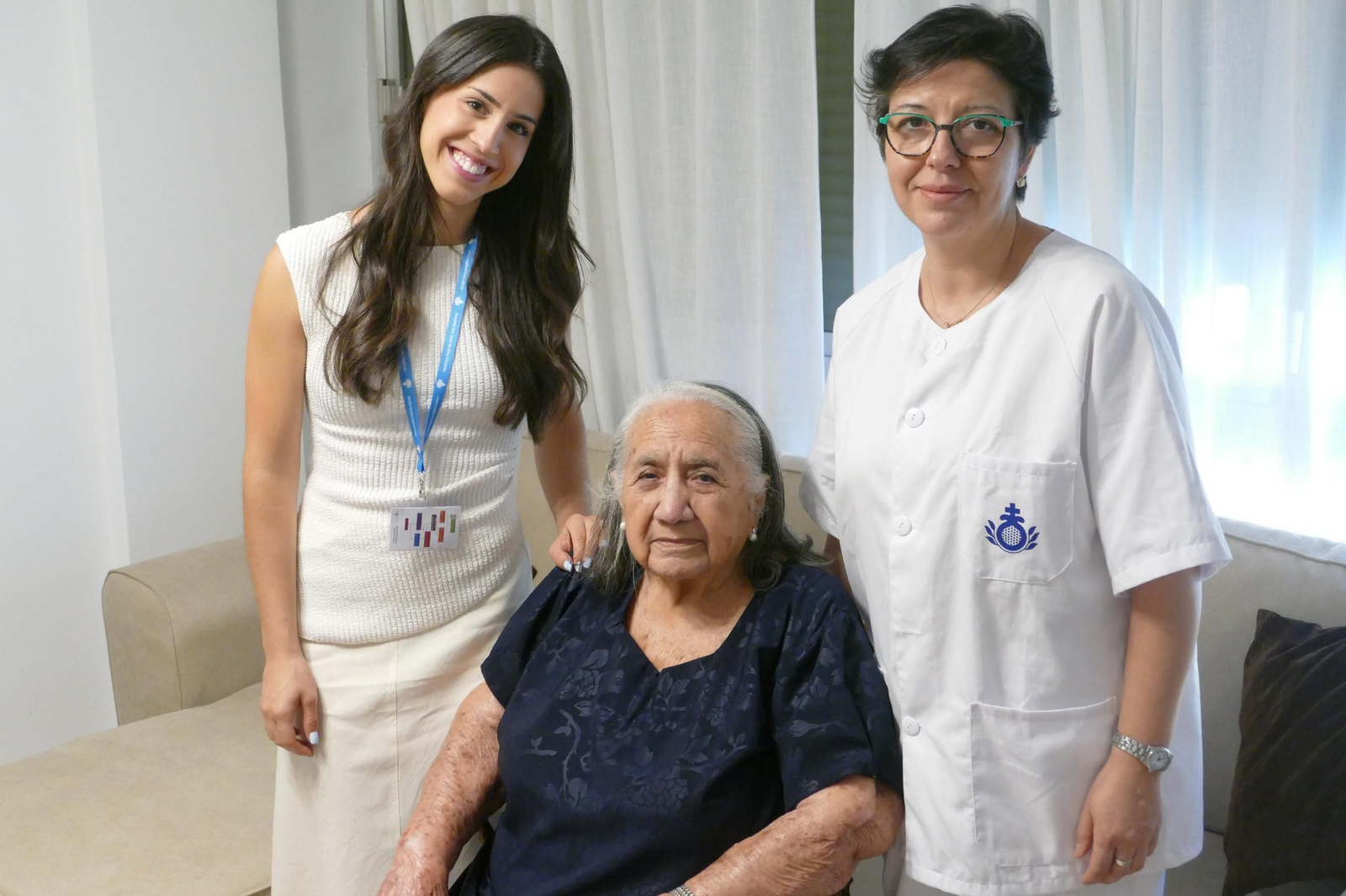 Marta, una de las usuarias de la tercera edición del Programa 'Mayores Cuidados' junto a Ana y María