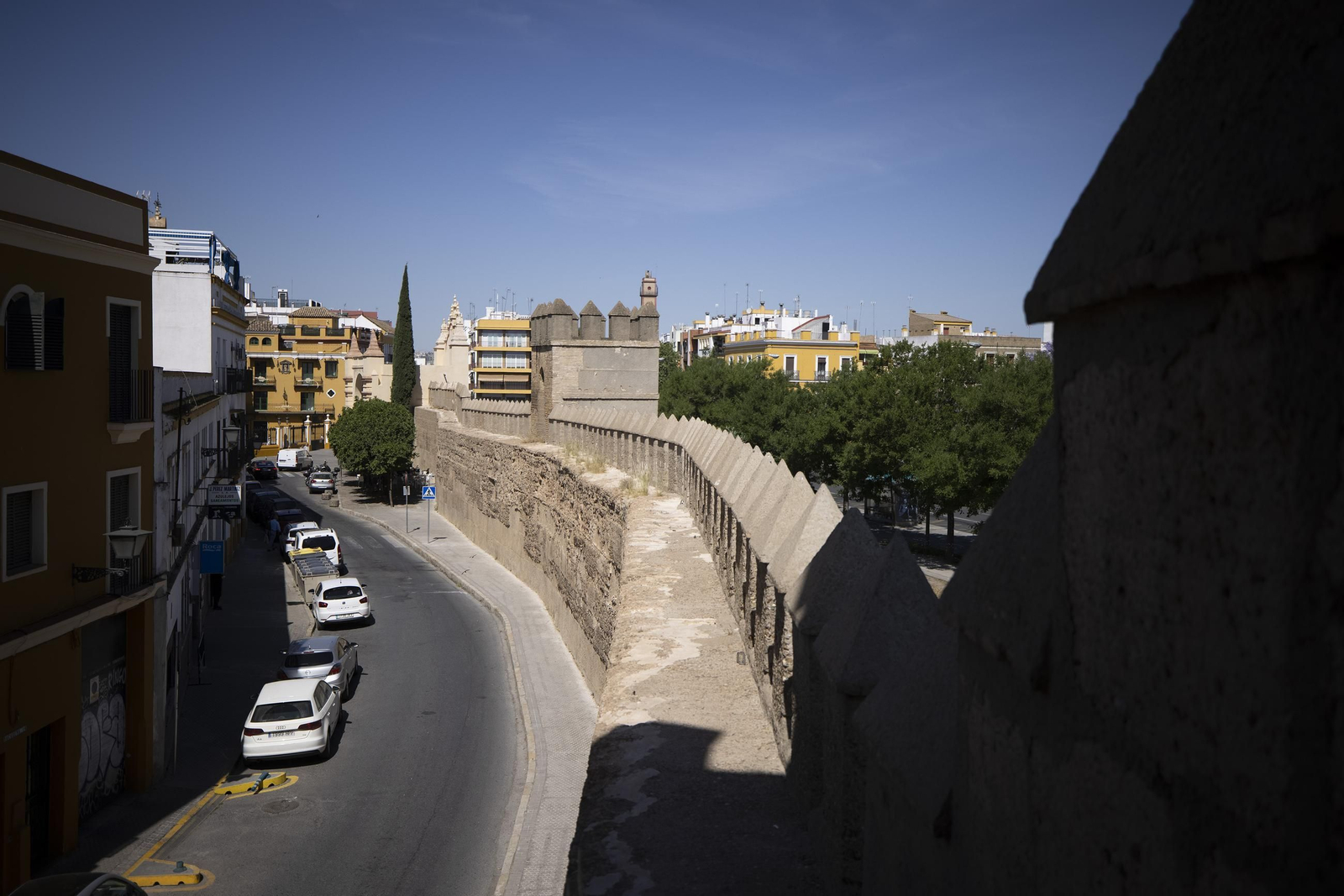 La Muralla y la calle Macarena.