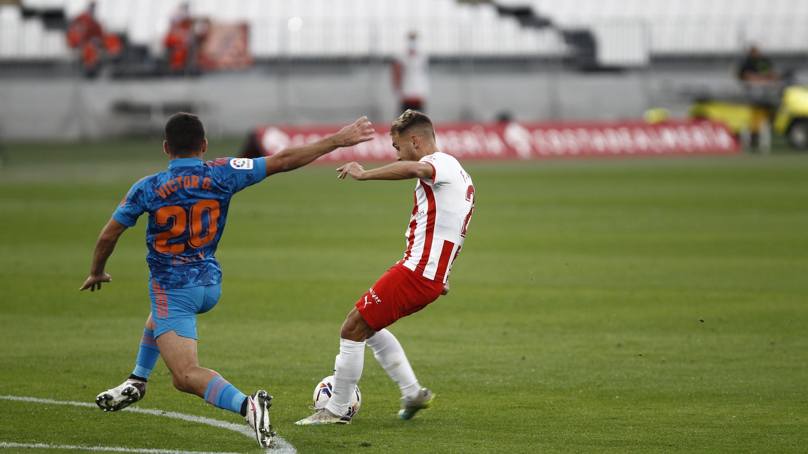 Villalba coloca el cuerpo para hacer un auténtico golazo.