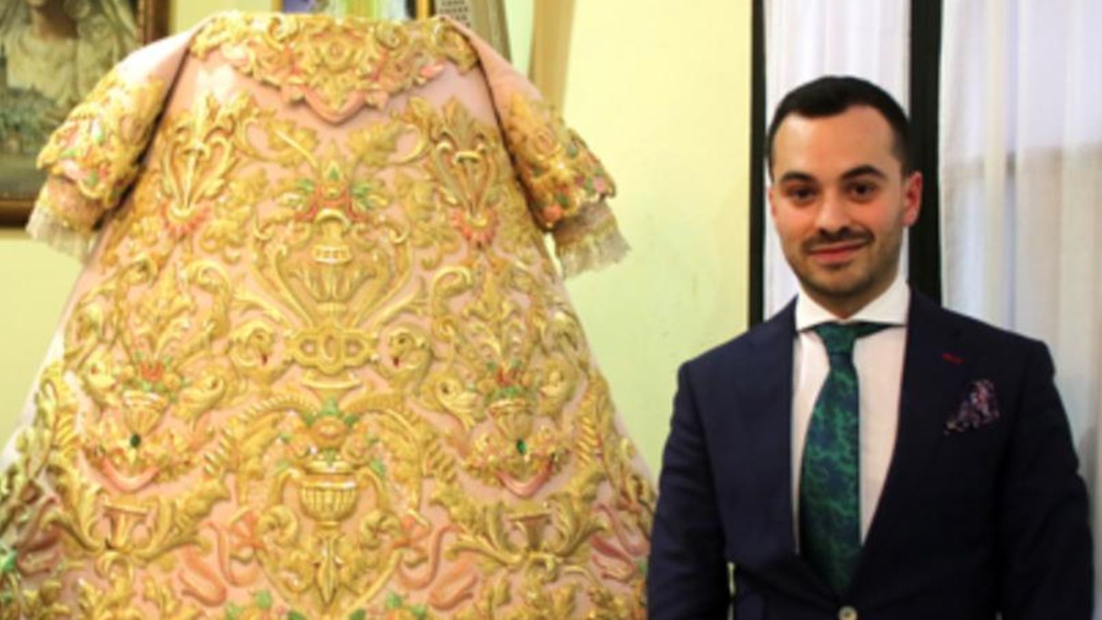 El diseñador Álvaro Abril, con una de sus creaciones (la saya de la Macarena de Sevilla).