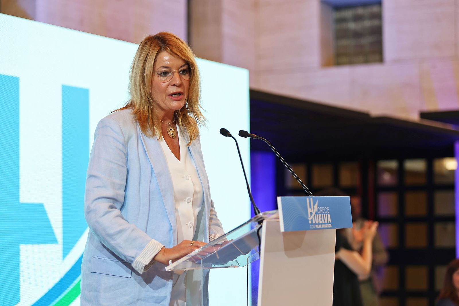 Imágenes de la celebración del primer aniversario del Gobierno Local de Pilar Miranda en el consistorio onubense.