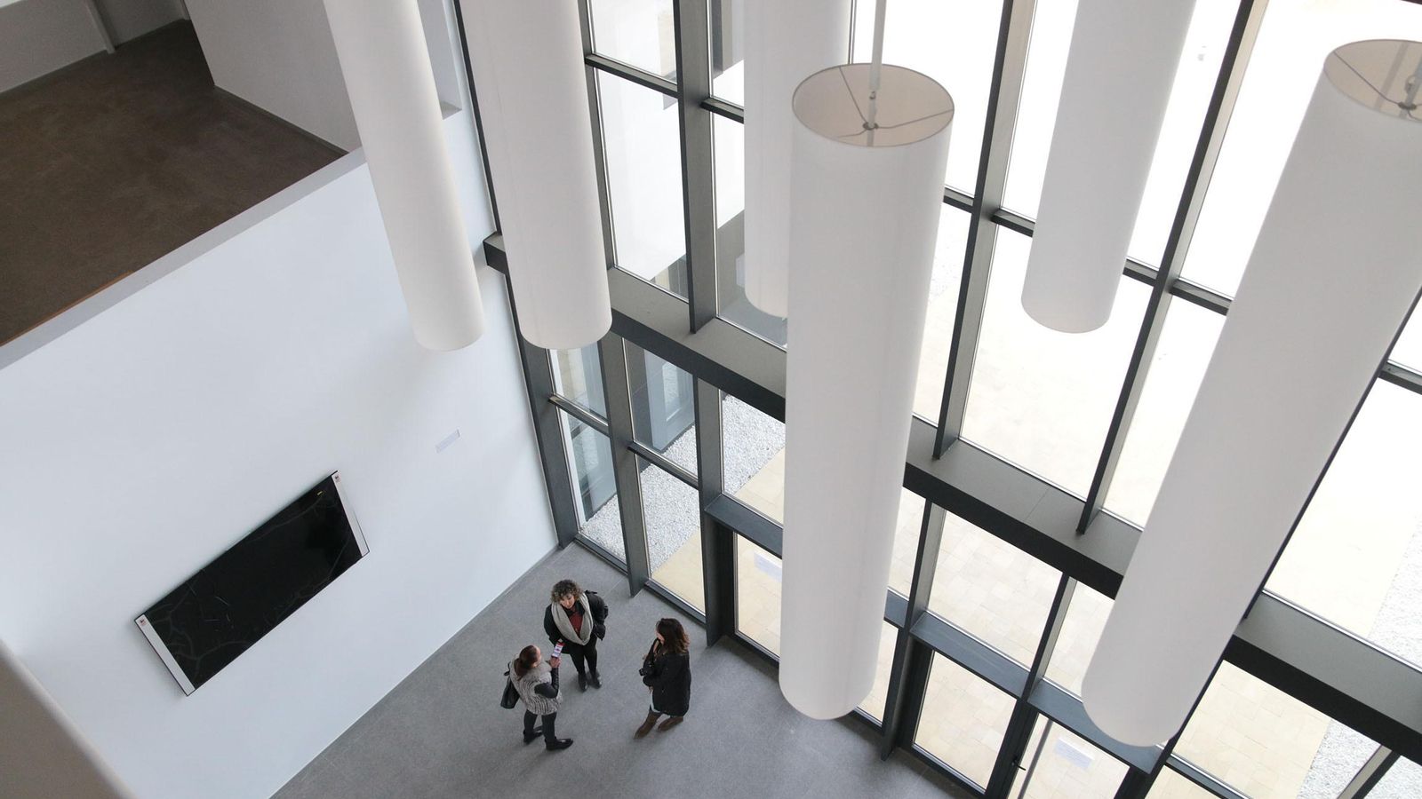 La altura del techo del hall del Edificio de Ciencias Económicas y Empresariales impresiona al entrar, así como la dimensión de la puerta cristalera y la luz que entra al edificio por las dos fachadas
