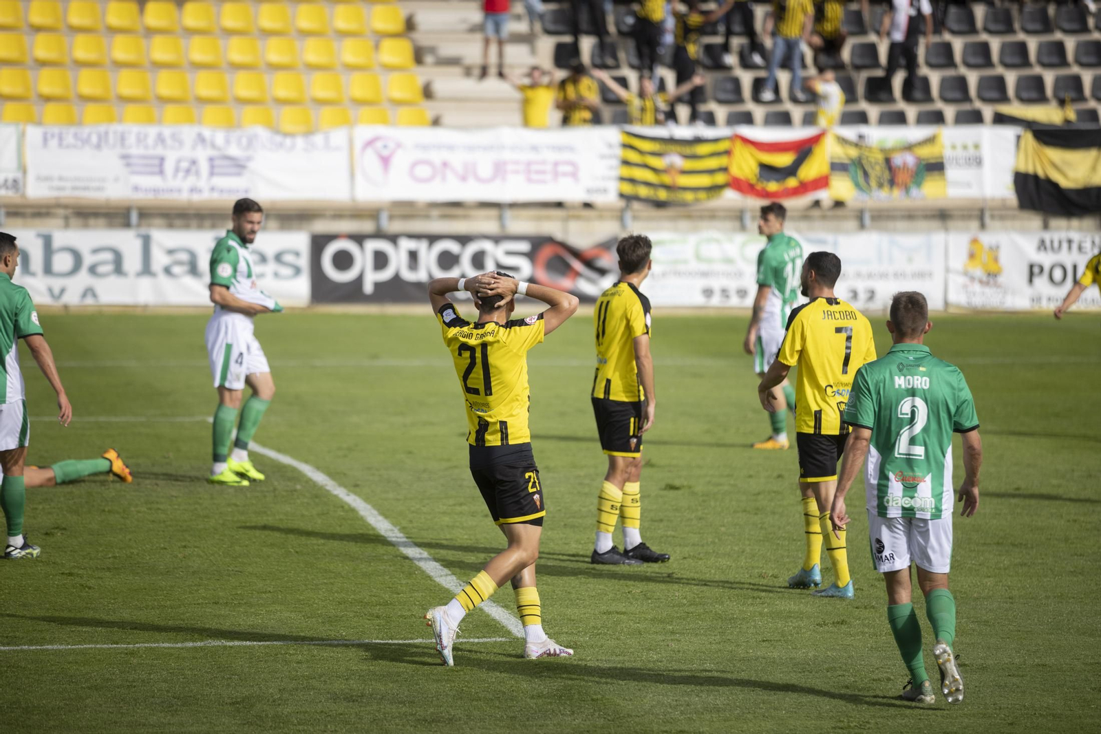 Imágenes del partido entre el San Roque de Lepe y el Atlético Sanluqueño