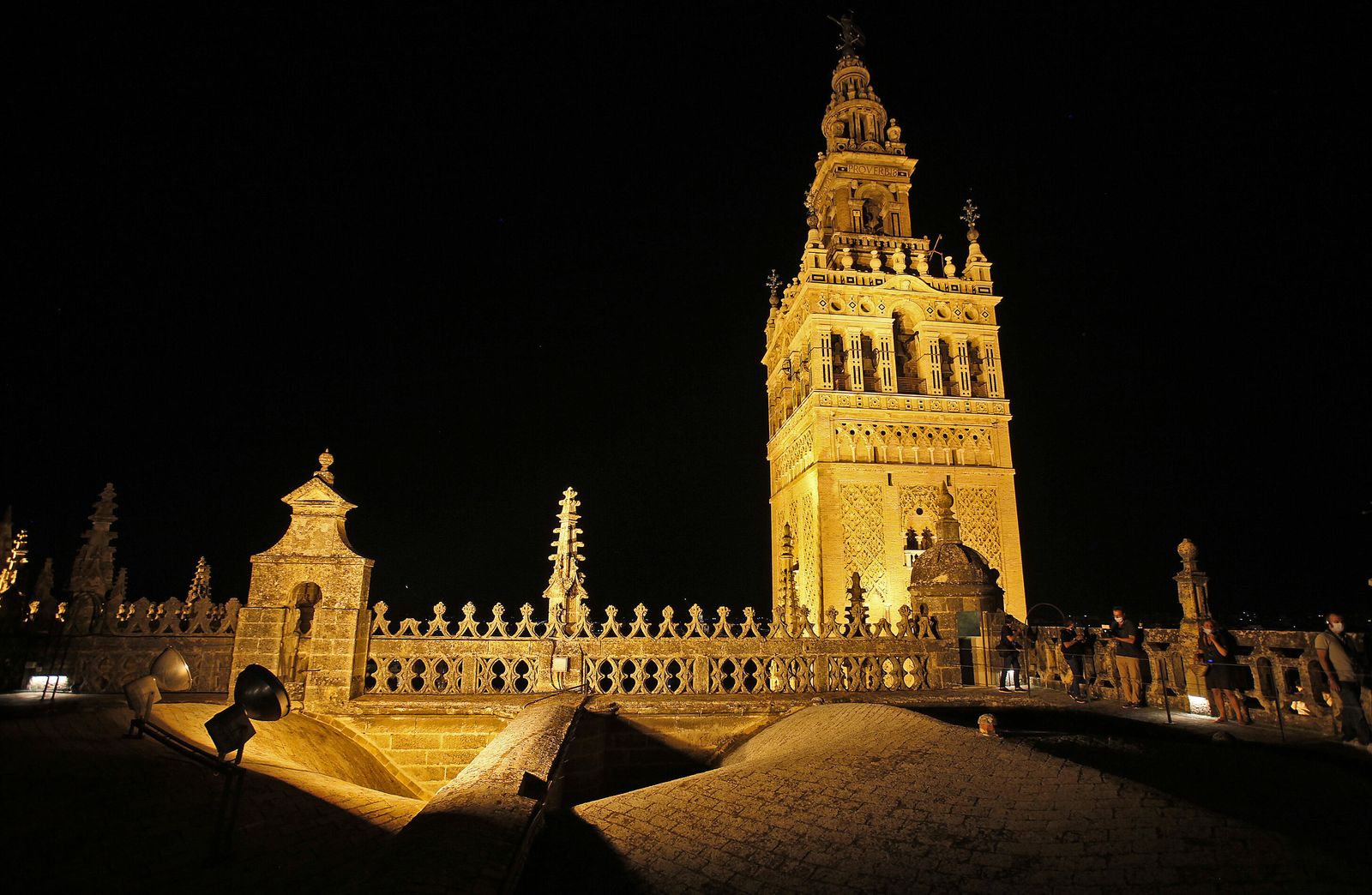 Varios turistas durante una de las visitas nocturnas a las cubiertas de la Catedral.