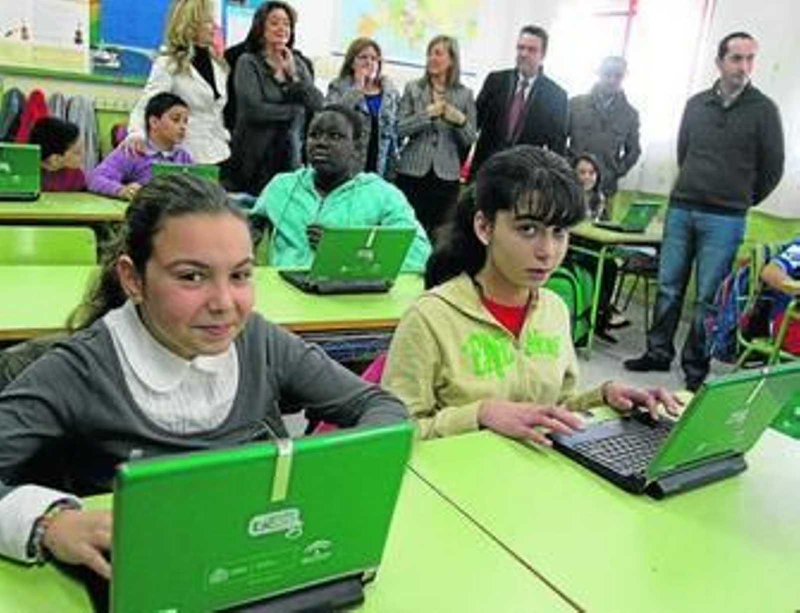 La consejera, junto a la alcaldesa, comprueba el uso de los ordenadores en el centro, ayer.