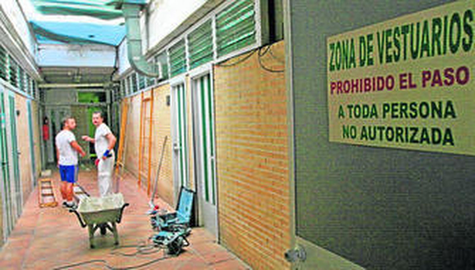 Los operarios ya están adecentando la zona de vestuarios de El Arcángel.