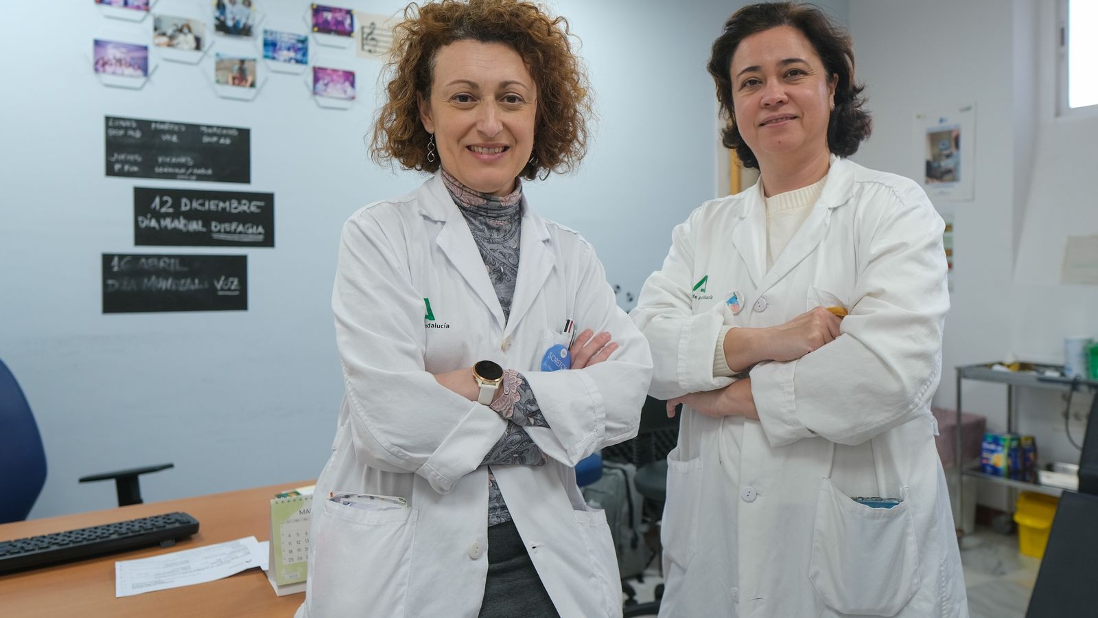 Paola Díaz junto a la logopeda de la unidad, Marina López.