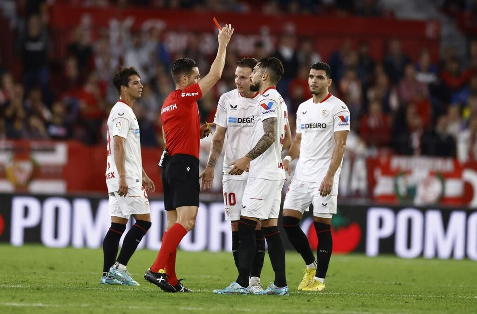 Bronca a Del Cerro al descanso tras las expulsiones de Rakitic y Nianzou.