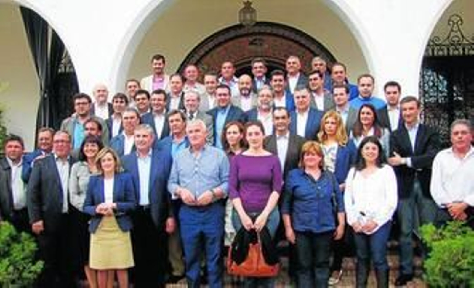 Los candidatos del PSOE, con Espadas, el de la capital, al frente, posan con el secretario general (Viera) y el presidente de Diputación (Villalobos).