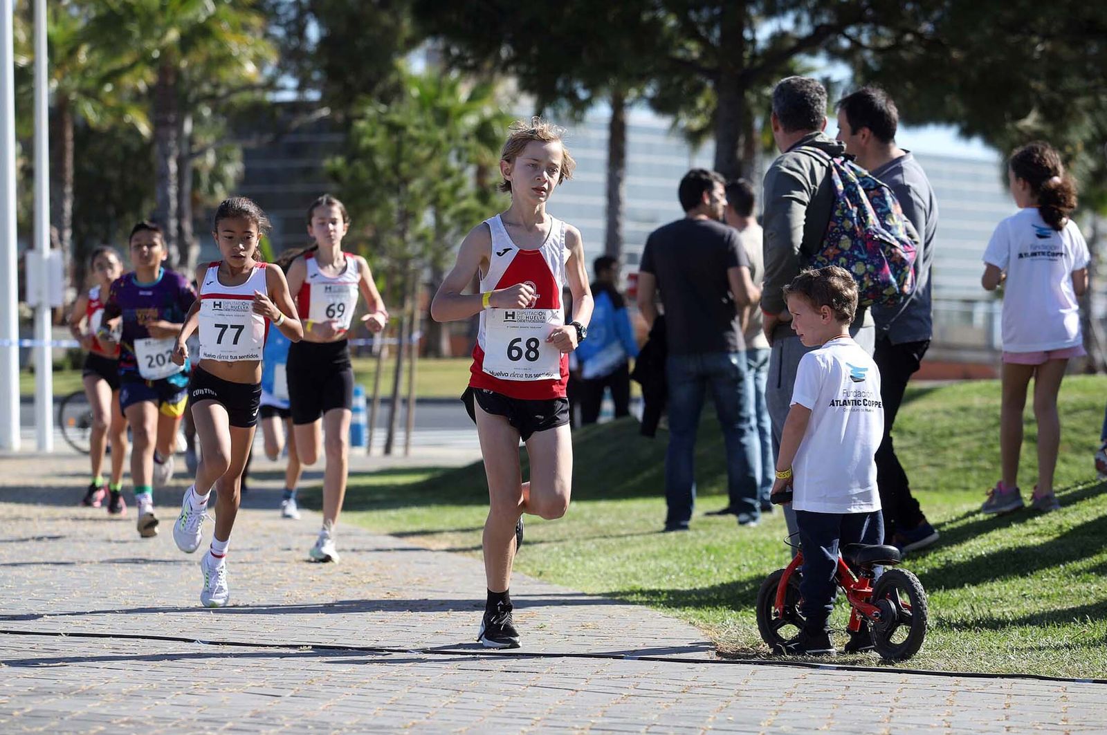 Imágenes de la carrera infantil previa a la "10K Puerta del Descubrimiento"
