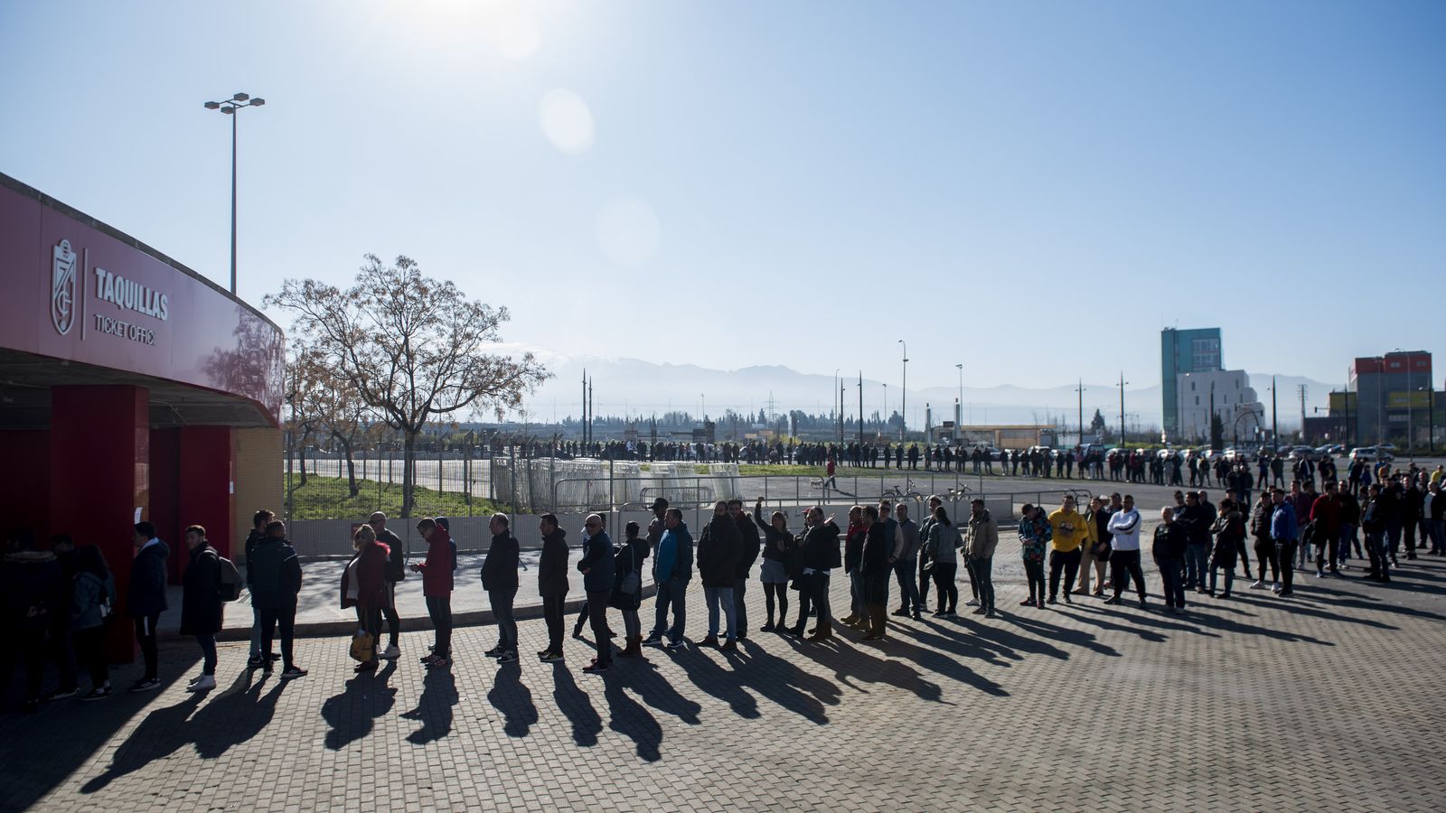 Los aficionados rojiblancos acudieron en masa a las taquillas de Los Cármenes este lunes.