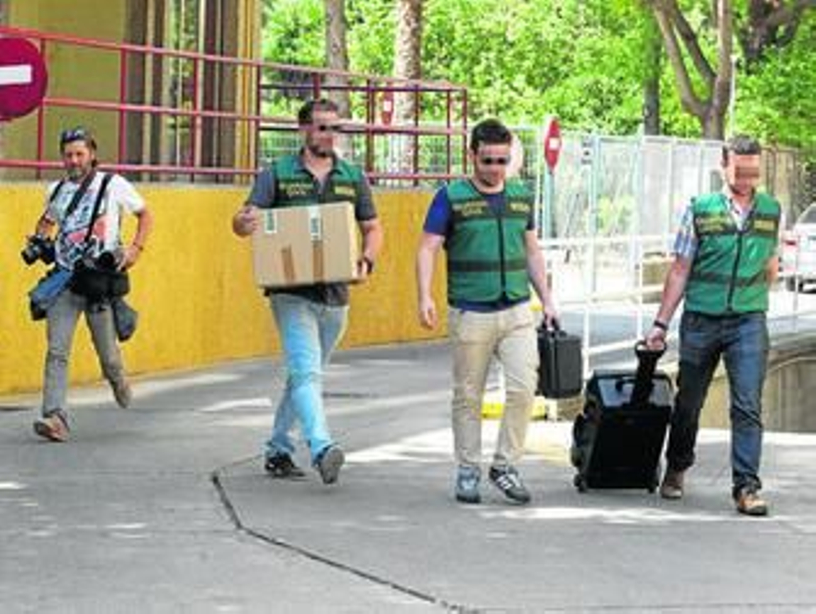 Varios agentes de la Unidad Central Operativa (UCO) salen ayer de la sede de UGT en Sevilla con abundante documentación.