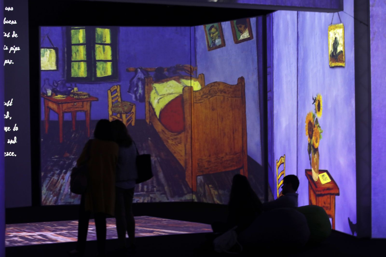 Presentación de la exposición 'Van Gogh Alive' en el Muelle Uno de Málaga.