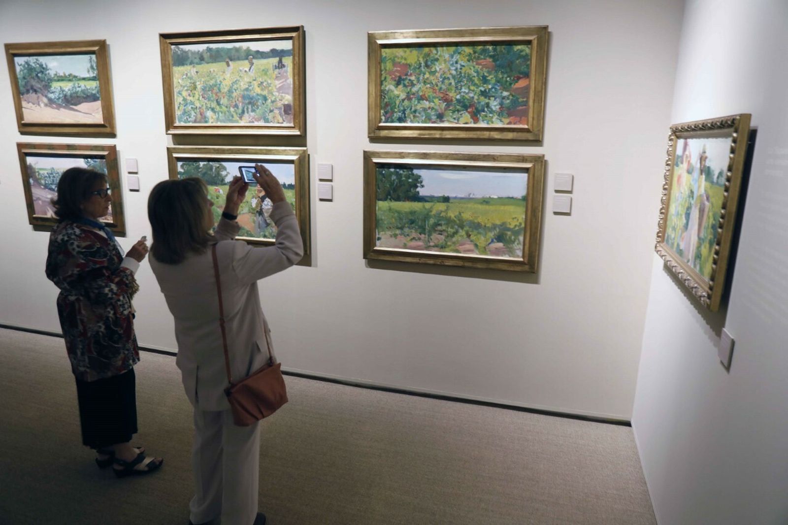 Dos visitantes durante la exposición 'Sorolla tierra adentro'