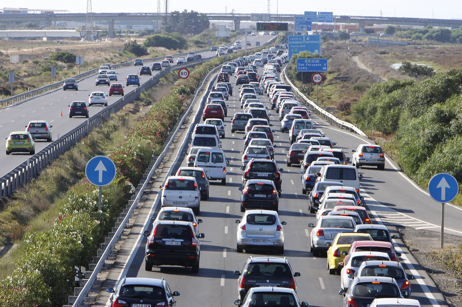 Una vista de los tres carriles en cada sentido en ese tramo de la A-48 que una Chiclana con el nudo de Tres Caminos.