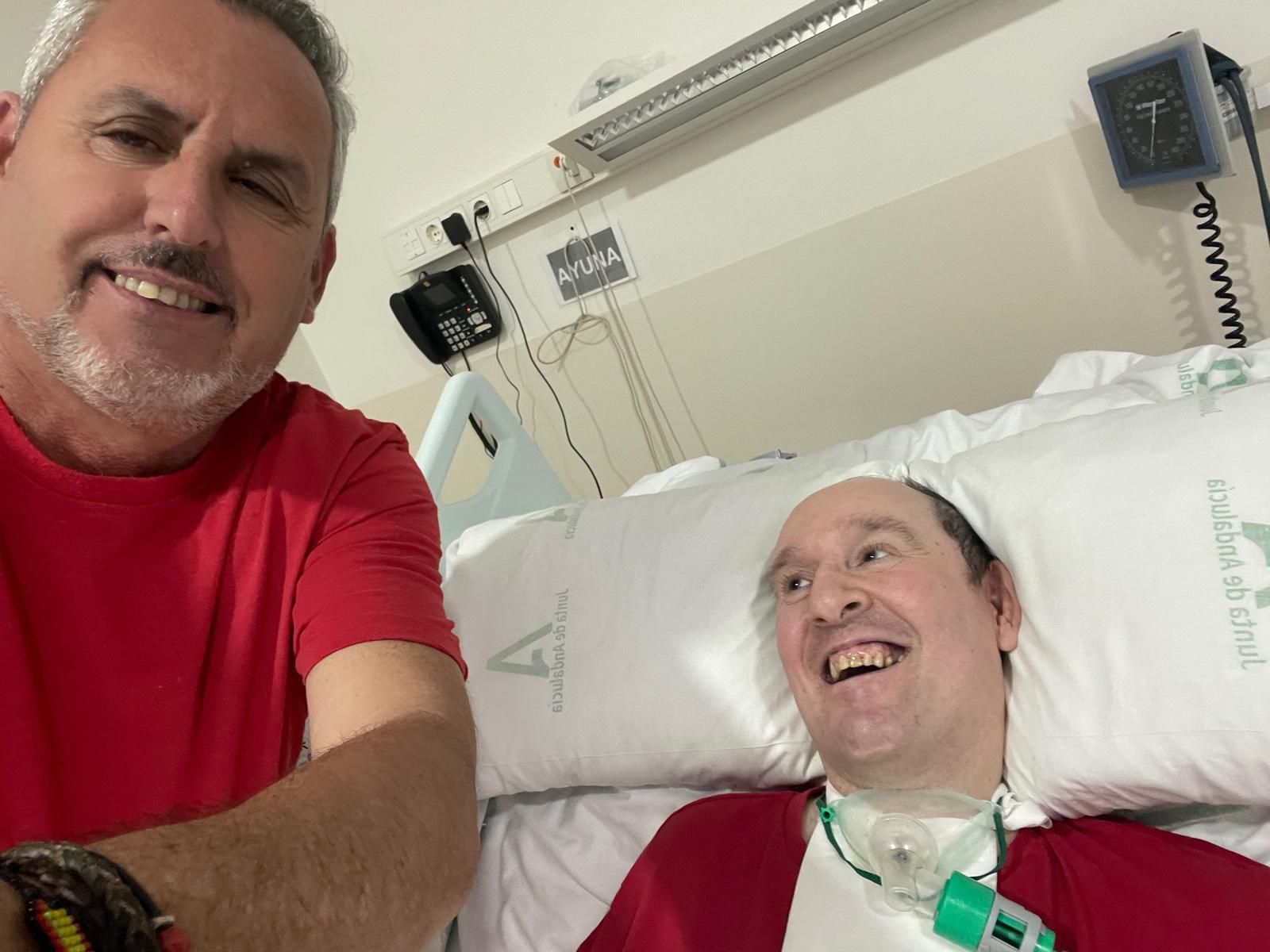 El alcalde de Torre Alháquime Pedro Barroso, con su hermano Gabriel.