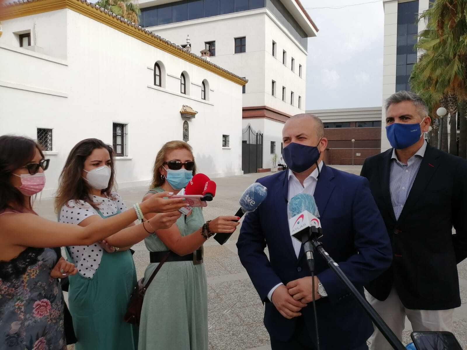 Julio Díaz, en el acto en memoria de Blas Infante junto a Emiliano Pozuelo.