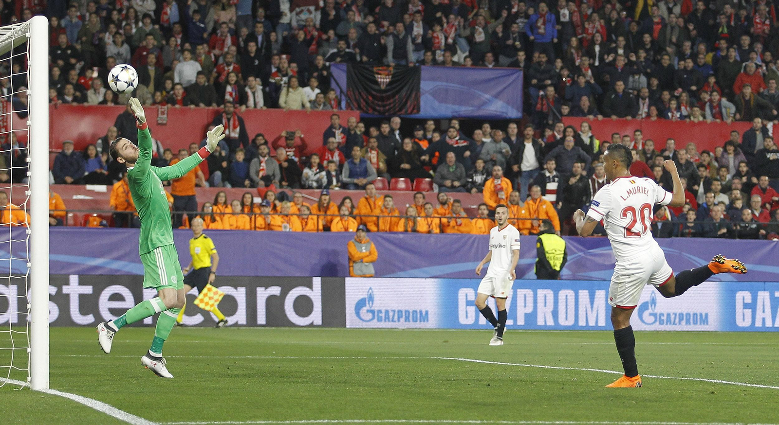 De Gea saca una prodigiosa mano ante el cabezazo a bocajarro de Muriel, que reconoció que debió colocarla mejor.