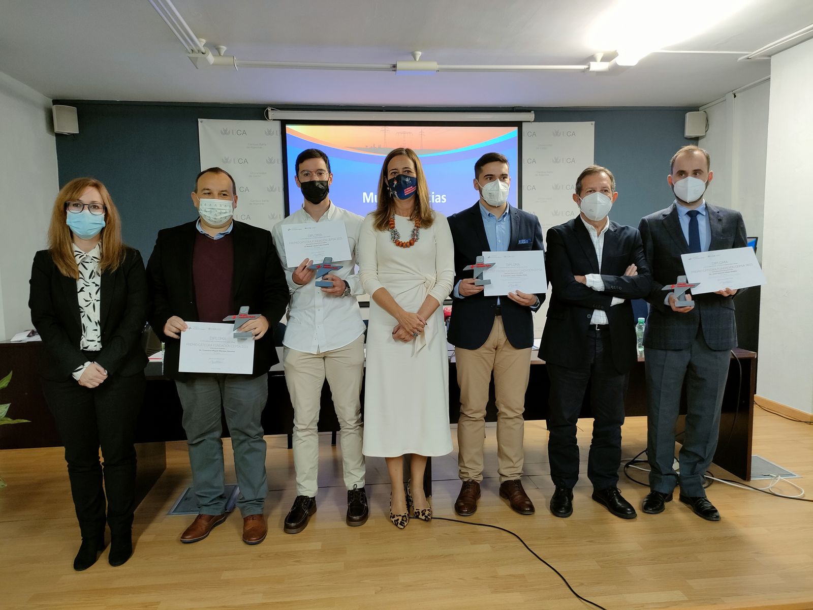 Los premiados posan junto a María Jesús Mosquera, vicerrectora de Política Científica de la UCA, yEstrella Blanco, de Fundación Cepsa (izquierda)