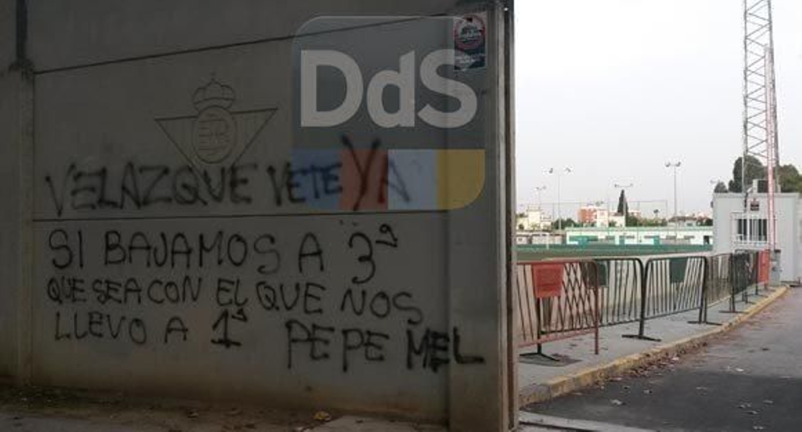 Pintadas contra Velázquez y a favor de Mel