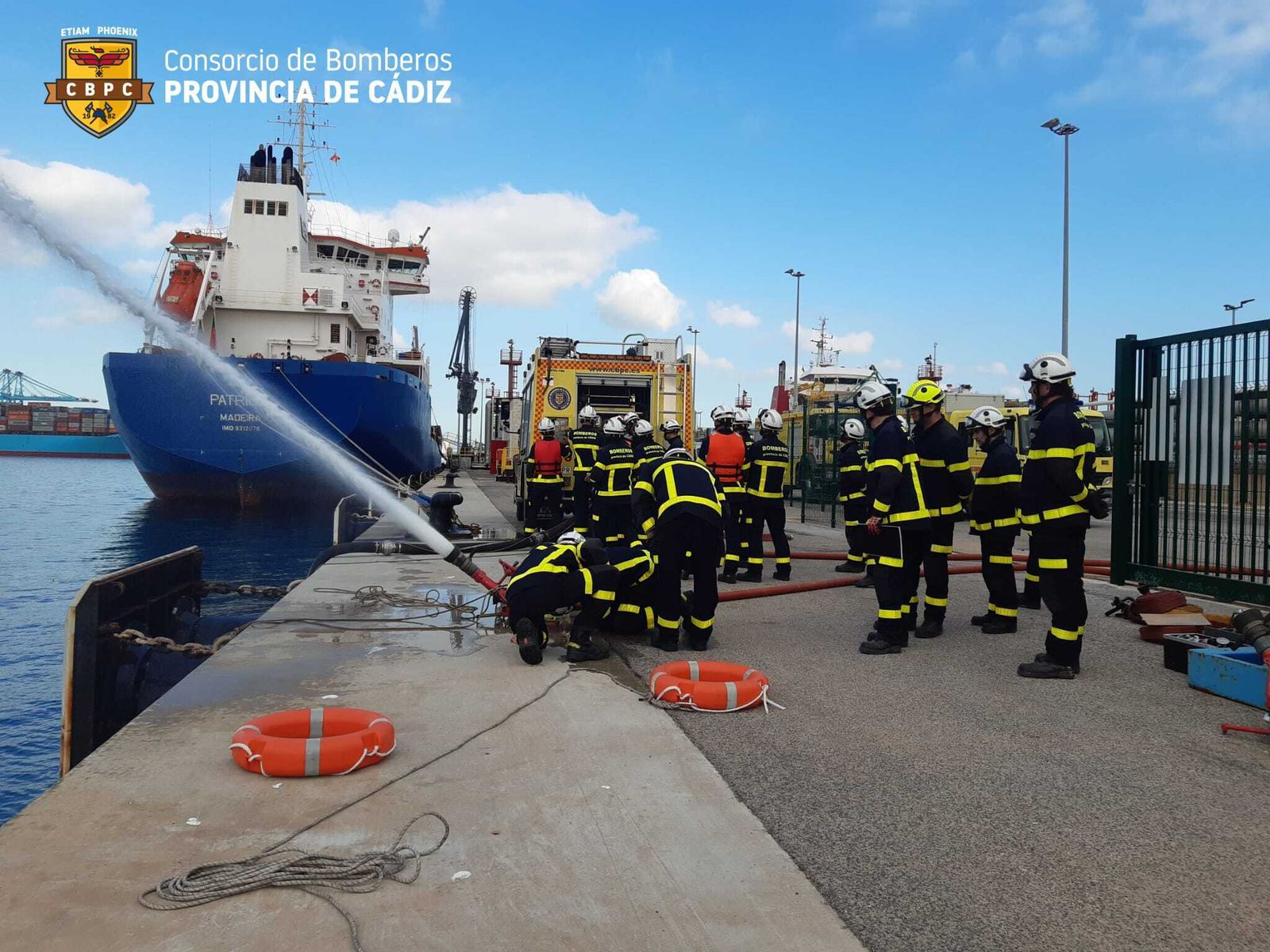 Los bomberos, durante un ejercicio en el Puerto de Algeciras.