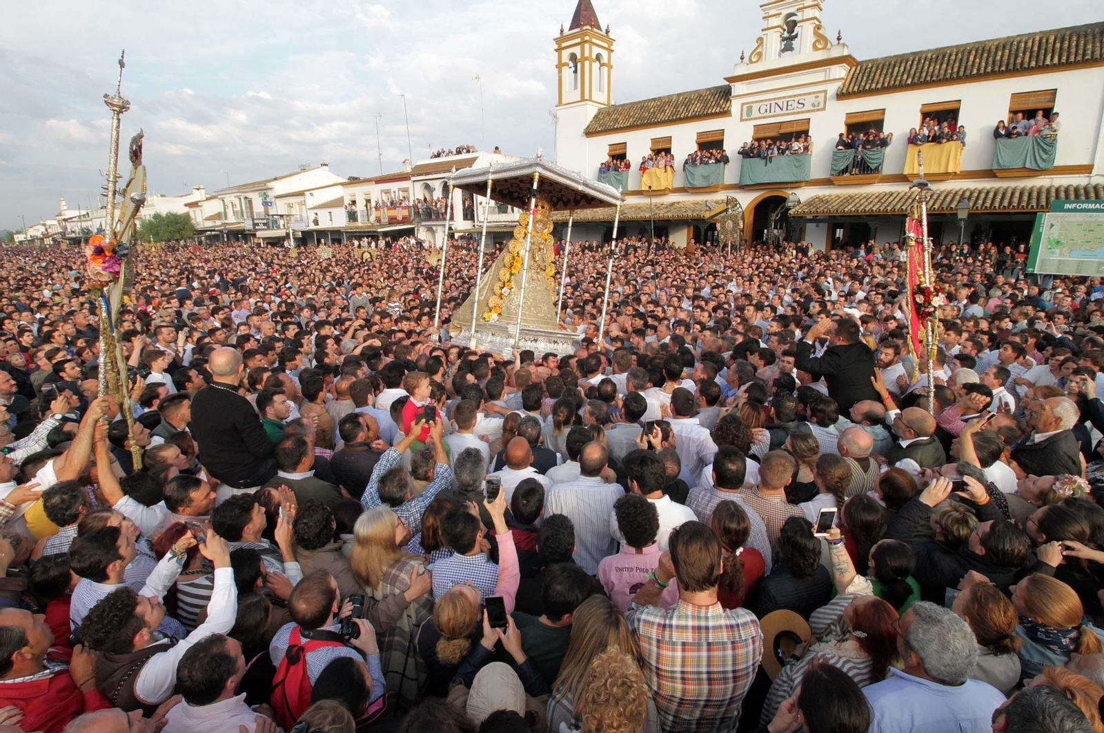 Las imágenes de la procesión de la Virgen del Rocío por la aldea en el Lunes de Pentecostés