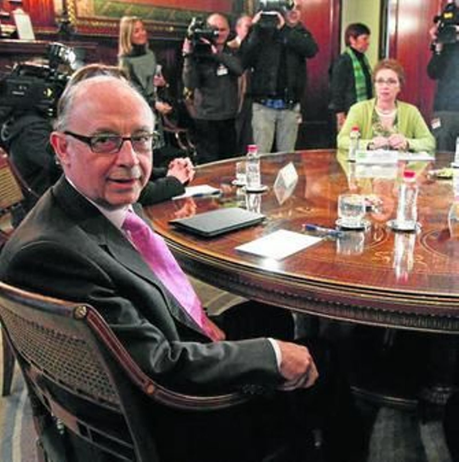 Cristóbal Montoro, en una reunión con la consejera de Hacienda de la Junta, Carmen Martínez Aguayo.