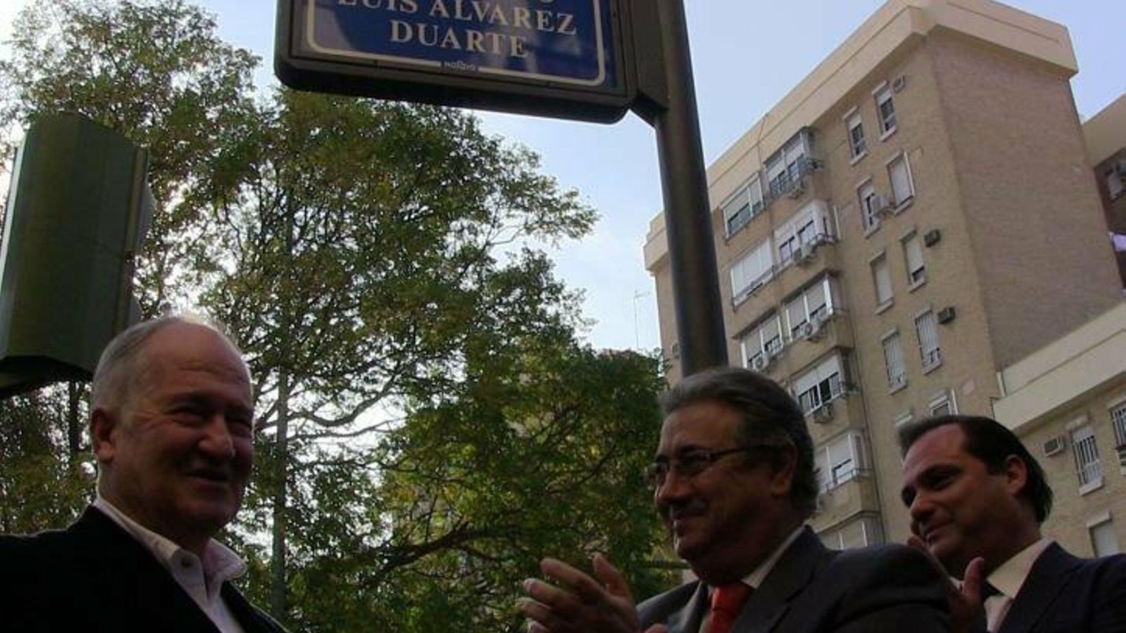 En el acto de rotulación de su calle.