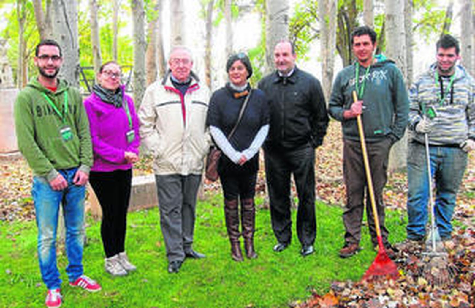 José Manuel Ortiz y la alcaldesa de Chirivel, Emma Sola, junto con los jóvenes contratados.